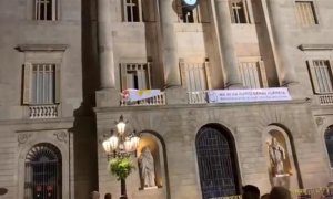 Retirada de la pancarta con un lazo amarillo en el Ayuntamiento de Barcelona.SCC