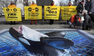 Activistas de la organización ecologista Greenpeace participan en Moscú (Rusia) en una protesta para pedir la liberación de casi un centenar de orcas y belugas que se encuentran en la mayor cárcel de ballenas del mundo, el mar de Ojotsk en Moscú (Rusia).