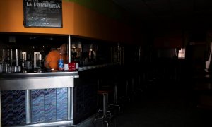 29/09/2019.- Un empleado de una cafetería de Santa Cruz de Tenerife intenta trabajar a oscuras mientras espera a que se restablezca el suministro eléctrico la isla. / EFE - MIGUEL BARRETO
