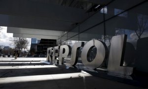 El logotipo de la empresa petrolera española Repsol en su sede central de Madrid. REUTERS/Juan Medina