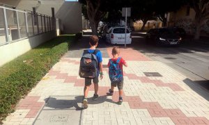 Dos niños de camino al colegio en un momento del estudio. / UMA