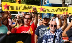 Manifestantes alzan el brazo durante las protestas del 1-O, en Girona. REUTERS/Enrique Calvo