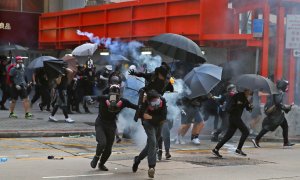 Los manifestantes antigubernamentales huyeron del gas lacrimógeno durante las protestas en el Día Nacional en Hong Kong, China.EFE / EPA / FAZRY ISMAIL