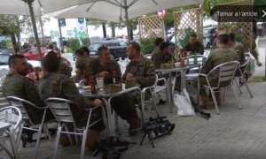 La imagen de los legionarios armados en una terraza que ha suscitado polémica. @gabrielrufian
