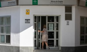 Una mujer entra en una oficina del Servicio Andaluz de Empleo, en Sevilla. E.P./Jesús Prieto