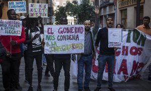 Un grupo de migrantes protesta ante la Oficina de Extranjería en Madrid contra la falta de citas para realizar sus trámites. -JAIRO VARGAS