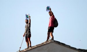 27/09/2019.- Dos personas intentando detener el derribo de Forn Barraca realizado para ampliar la autovía V-21 (Valencia). EFE/Manuel Bruque