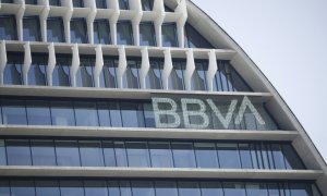 El edificio de 'La Vela' sede del BBVA en Madrid con el nuevo logo del banco. E.P.