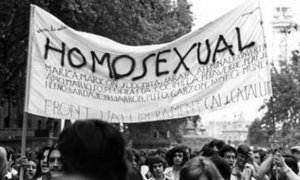 El Front d'Alliberament Gai de Catalunya en 1977, durante una de las primeras protestas públicas contra la homofobia. FAGC