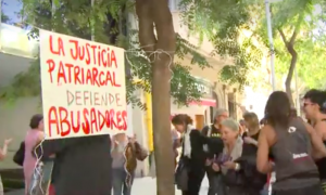 Pancarta de una manifestacion de apoyo a la madre uruguaya a las puertas del consulado de dicho país en Barcelona.