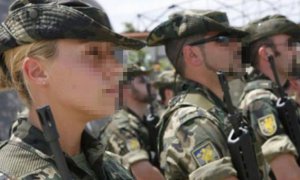 Una mujer militar junto a sus compañeros del Ejército en una imagen de archivo. EFE