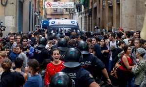 Efectius de Mossos d'Esquadra carreguen contra diversos activistes concentrats per impedir un desnonament alc arrer Sant Bartomeu, al barri del Raval, aquest dijous a Barcelona. EFE/Quique Garcia