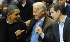 El expresidente Obama, junto a su vicepresidente Joe Biden, y su hijo, Hunter Biden. (EFE)