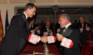 Manuel Aragón Reyes recibe de Felipe VI el diploma de ingreso en la Academia de Jurisprudencia y Legislación. CASA REAL