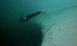 El espectacular salto base a las profundidades del océano