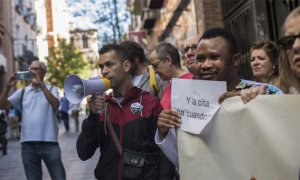 Migrantes protestan contra el colapso del sistema de citas ante la Oficina de Extranjería de Madrid. / JAIRO VARGAS