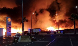 14/10/2019 - Imagen de las llamas producidas por el incendio que se ha originado poco antes de las diez de la noche en el asentamiento de inmigrantes ubicado junto al cementerio de Lepe, y que ha obligado a desalojarlo por completo. EFE/Julián Pérez.