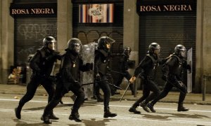 14/10/2019.- Policías antidisturbios durante las protestas esta noche en la Via Laietana de Barcelona por la sentencia del 'procés'. / EFE