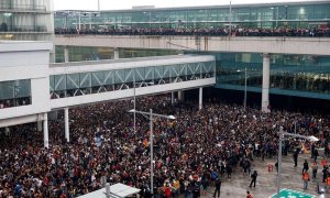 Miles de personas se agolpan ante el Aeropuerto del Prat después de que la plataforma Tsunami Democràtic haya llamado a paralizar la actividad del aeropuerto, en protesta por la condena a los líderes del 'procés'. EFE/Quique García