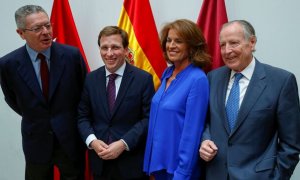 El alcalde de Madrid, José Luis Martínez Almeida, posa con con sus predecesores Alberto Ruiz Gallardón, Ana Botella y José María Álvarez del Manzano. - EFE