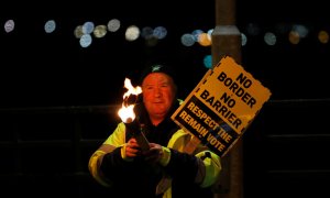 Un hombre se manifiesta contra una frontera dura entre Irlanda e Irlanda del Norte. (REUTERS)