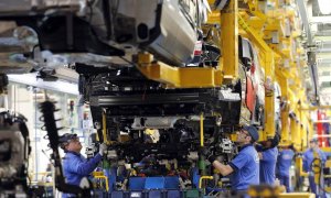 Trabajadores den la cadena de montaje de la planta de Ford en Almussafes (Valencia). EFE