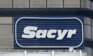 El logo de Sacyr en la sede de la empresa en Madrid. REUTERS/Andrea Comas