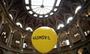 Un globo con el logo de MásMóvil durante su debut en la bolsa de Madrid, en julio de 2017. REUTERS/Juan Medina