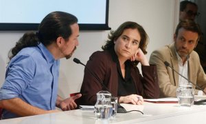 Pablo Iglesias, Ada Colau i Jaume Asens en la presentació de la proposta dels Comuns. EFE / QUIQUE GARCÍA