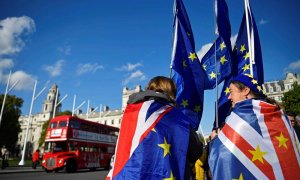 Contrarios al brexit se manifiestan junto al Parlamento británico. - EFE