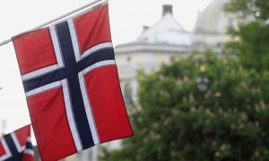Las banderas noruegas ondean en la calle Karl Johans en Oslo. REUTERS/Ints Kalnins