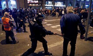 Mossos d'esquadra dispersan a los miles de personas, convocadas por los denominados Comités de Defensa de la República (CDR), que se concentran ante la Jefatura de la Policía Nacional de la Via Laietana de Barcelona, en medio de un fuerte dispositivo poli