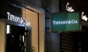 El logo de la joyería Tiffany & Co. en una tienda en Niza (Francia). REUTERS/Eric Gaillard