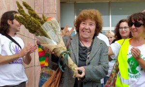 Fernanda de la Figuera a la salida de los juzgados, luciendo el ramo de marihuana con que le obsequiaron colectivos llegados de toda España – David Bollero.