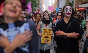 Manifestantes disfrazados participan en una protesta de Extinction Rebellion. EFE