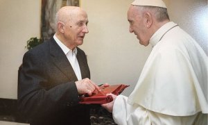 El sacerdote y teólogo José María Castillo con el papa Francisco.