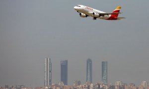 Un Airbus A319-100 de Iberia poco después de despegar del aeropuerto de Madrid. REUTERS/Paul Hanna