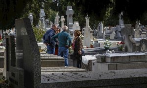 Varias personas en el  cementerio de La Almudena, en Madrid, el Día de Difuntos. EFE/Paco Campos