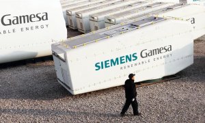 Un trabajador de Siemens Gamesa pasa junto a varios cuerpos de aerogeneradores. E.P.