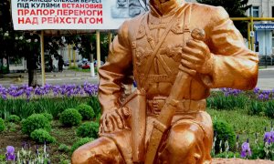 La estatua de Néstor Majnó, en Guliai Pole, galvanizada y dorada, ha reemplazado a la de Lenin. / Ferrán Barber