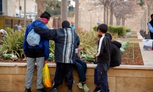 08/02/2019.- Menores migrantes en la Plaza de las Culturas de Melilla. / EFE