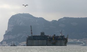 Los remolcadores tiran de una enorme terminal de gas natural licuado de hormigón, o GNL, construida por Acciona. REUTERS/Anton Meres