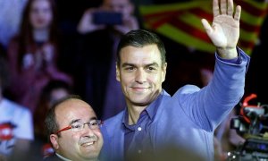 El presidente del Gobierno en funciones y candidato a la reelección por el PSOE, Pedro Sánchez, junto al líder del PSC, Miquel Iceta (i), durante el mitin final de campaña. /EFE