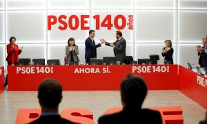 El secretario general del PSOE, Pedro Sánchez, recibe la felicitación del portavoz de la Ejecutiva y alcalde de Valladolid, Óscar Puente (d), al inicio de la reunión de la Comisión Ejecutiva Federal en la sede de Ferraz, tras las elecciones del 10-N. EFE/