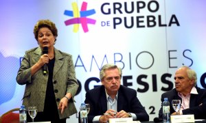 Referentes de la izquierda latinoamericana como la expresidenta brasileña Dilma Rousseff (i), el presidente electo de Argentina, Alberto Fernández (c) y el expresidente colombiano Ernesto Samper participan este sábado en Buenos Aires de la segunda reunión