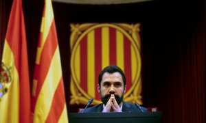 El presidente del Parlament de Catalunya, Roger Torrent, preside la sesión plenaria de la cámara catalana que este martes vota una moción de la CUP sobre la autodeterminación./ Quique García (EFE)