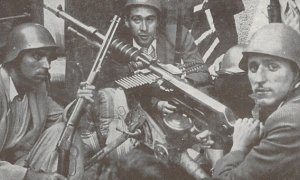 El pintor vanguardista Helios Gómez, a la izquierda, durante la defensa de Barcelona.