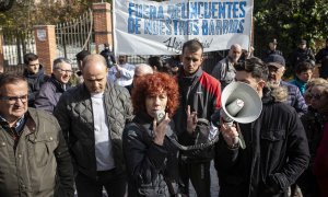 Una vecina de Hortaleza explica su hartazgo con los menores migrantes durante una concentración por la seguridad en el barrio, frente a las puertas del centro de primera acogida  de menores y ante una pancarta del colectivo ultra Hogar Social Madrid.- JAI