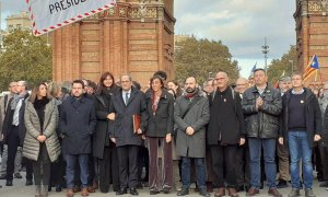 Torra acompanyat de membres del Govern i d'entitats i partits sobiranistes abans de comparèixer al TSJC. ÀLEX ROMAGUERA