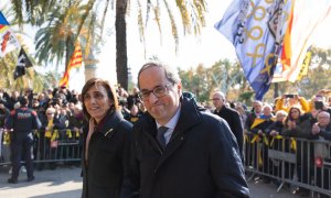 Torra, al costat de la seva dona, Carola Miró, abans d'entrar al TSJC. EUROPA PRESS / PAU VENTEO